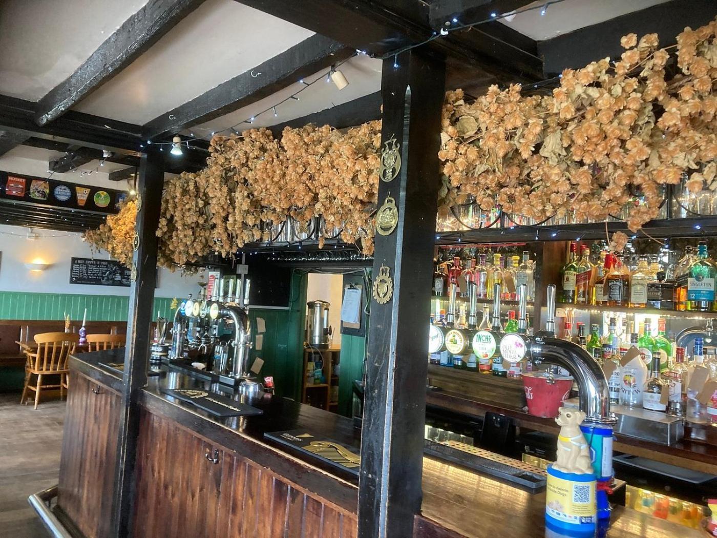 The Flying Horse Inn Boughton Aulph Exteriér fotografie