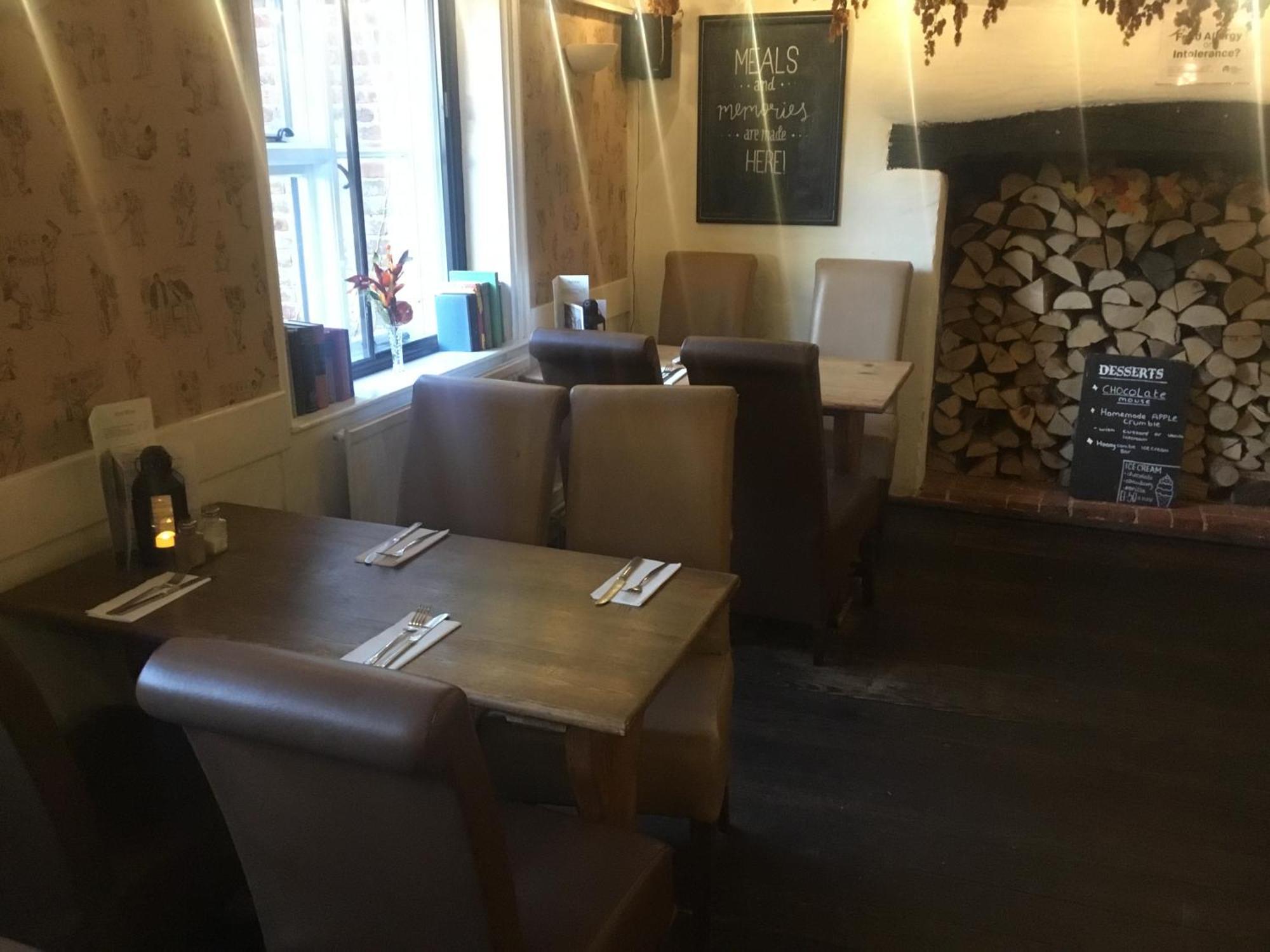The Flying Horse Inn Boughton Aulph Exteriér fotografie