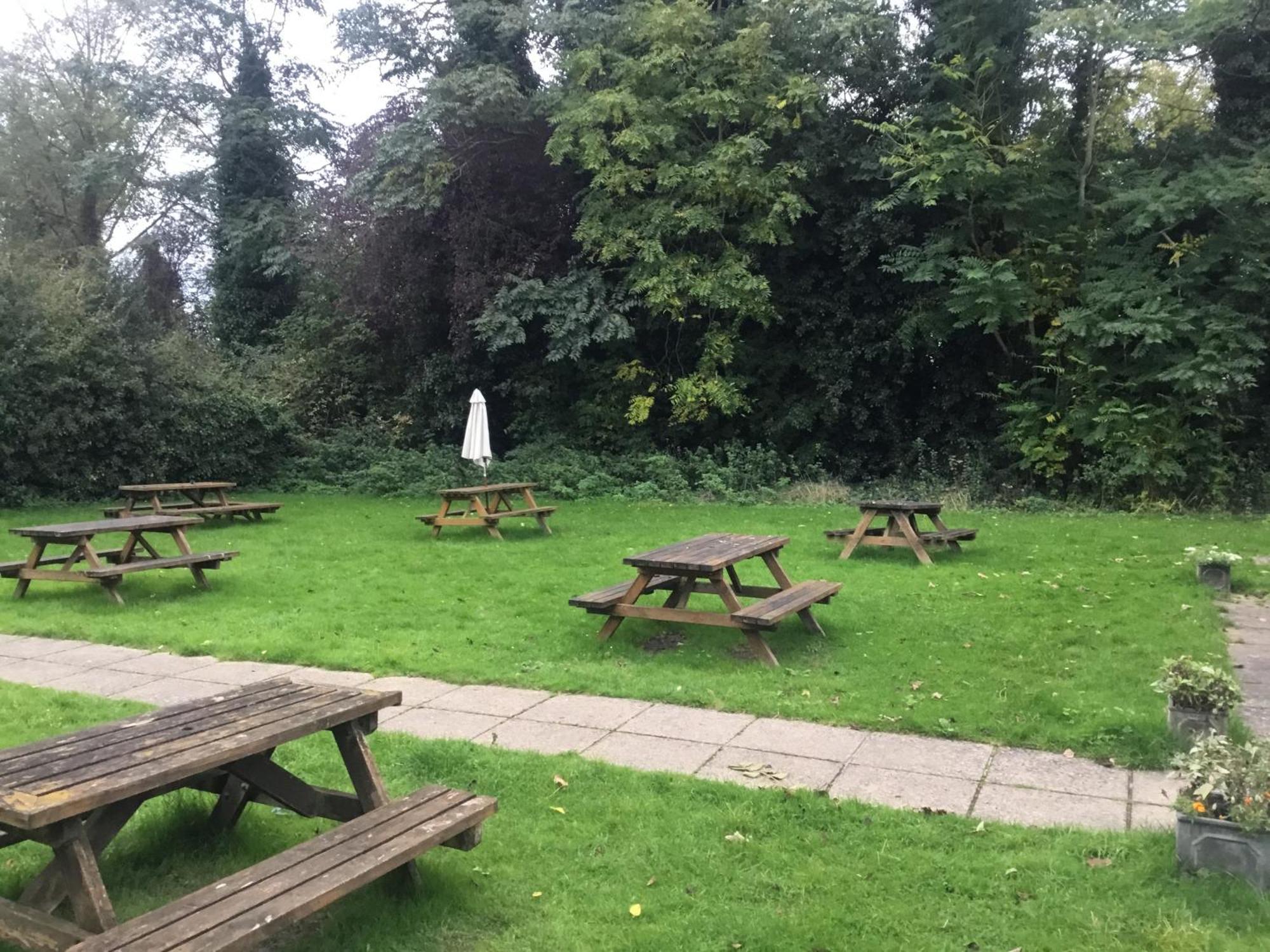 The Flying Horse Inn Boughton Aulph Exteriér fotografie