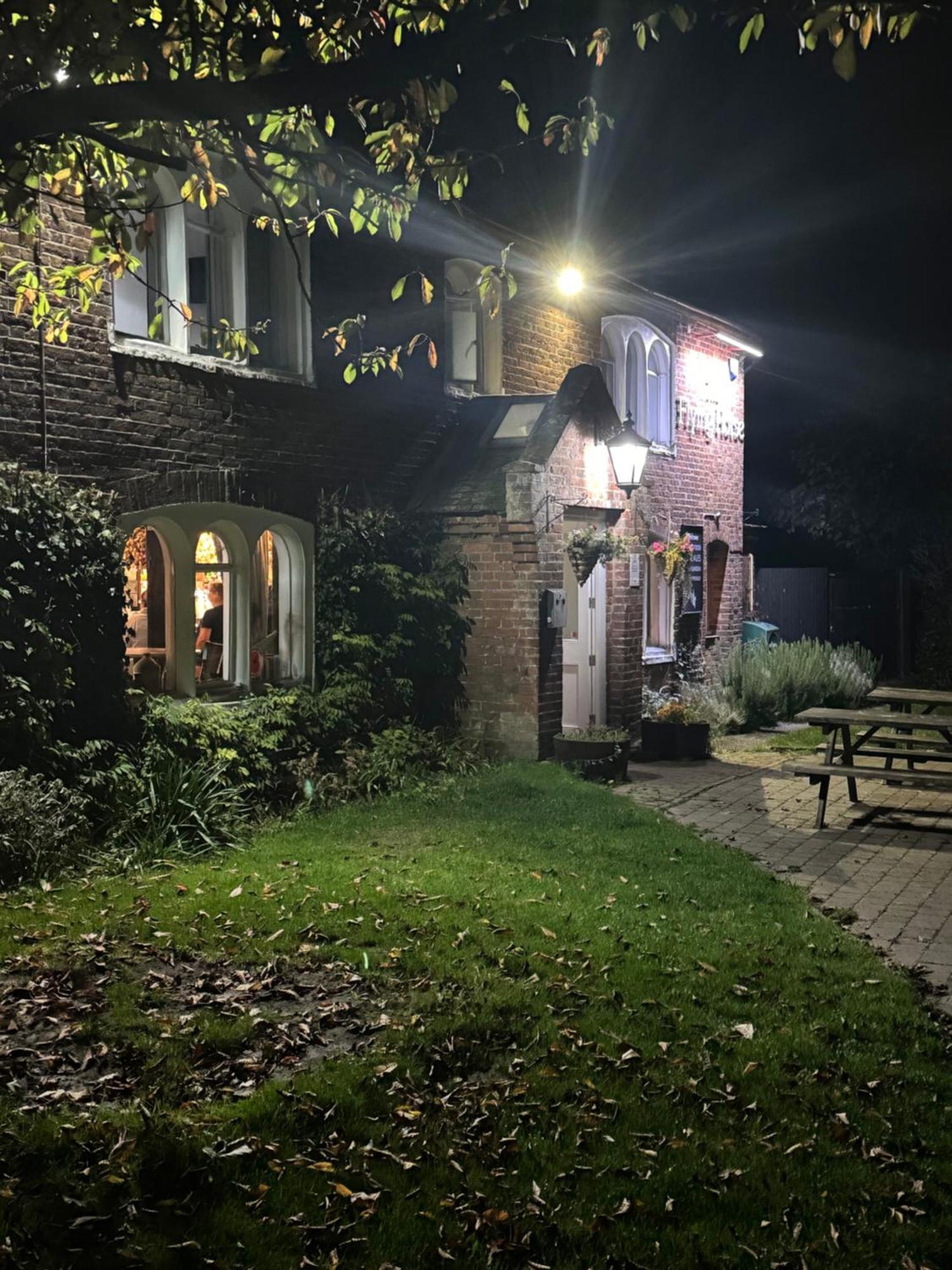The Flying Horse Inn Boughton Aulph Exteriér fotografie